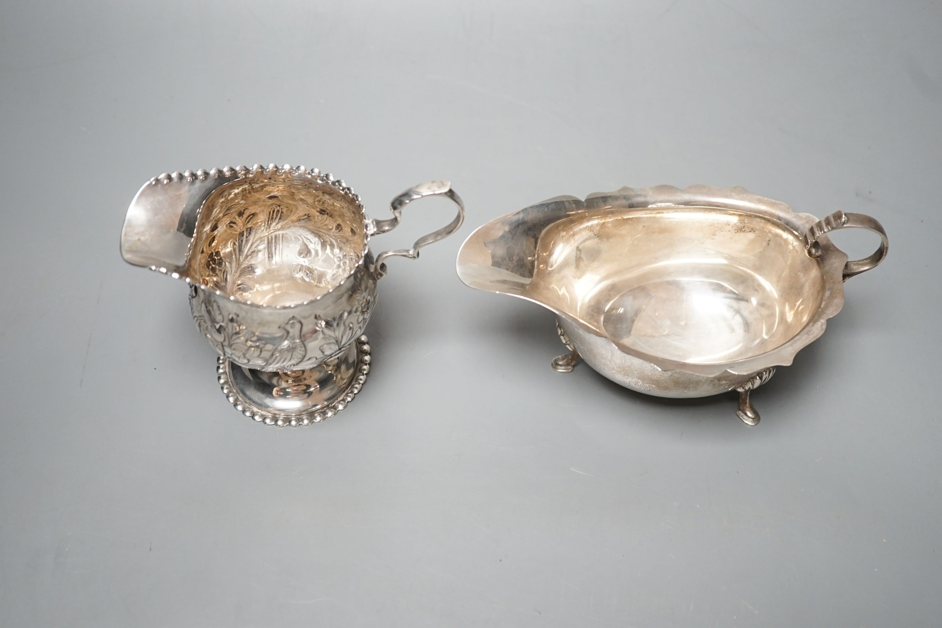 An Edwardian silver cream jug, Chester, 1904 and a late silver sauce boat, 9.5oz.